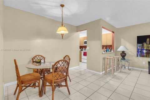 Condo in Miami, Florida, 2 bedrooms  № 1975183 - photo 7