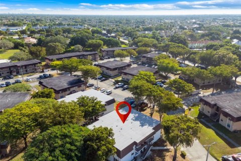 Condo in Miami, Florida, 2 bedrooms  № 1975183 - photo 21