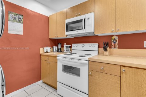 Condo in Miami, Florida, 2 bedrooms  № 1975183 - photo 11