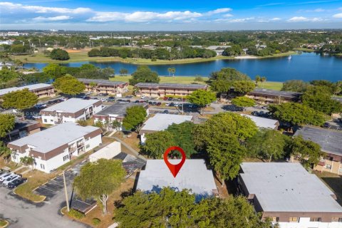 Condo in Miami, Florida, 2 bedrooms  № 1975183 - photo 24