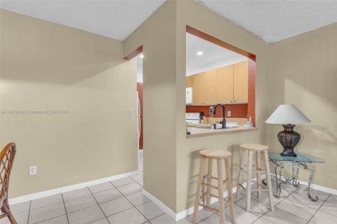 Condo in Miami, Florida, 2 bedrooms  № 1975183 - photo 8