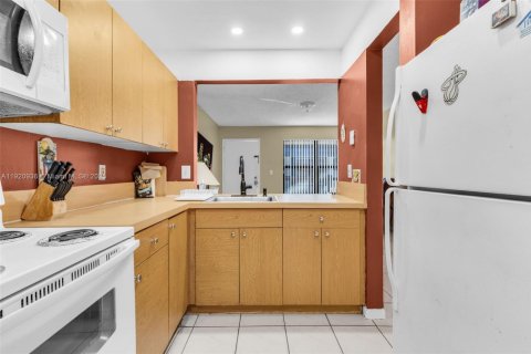 Condo in Miami, Florida, 2 bedrooms  № 1975183 - photo 10