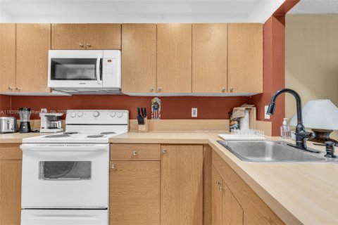 Condo in Miami, Florida, 2 bedrooms  № 1975183 - photo 9