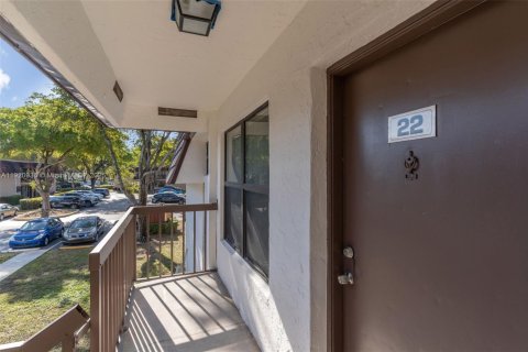 Condo in Miami, Florida, 2 bedrooms  № 1975183 - photo 2