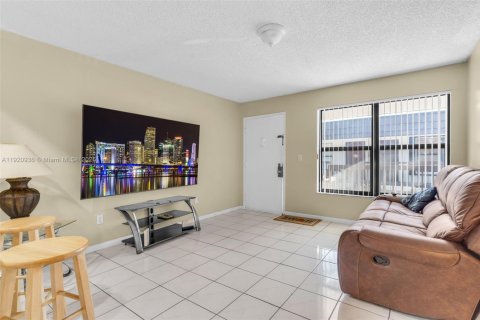 Condo in Miami, Florida, 2 bedrooms  № 1975183 - photo 4