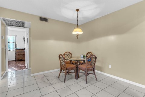 Condo in Miami, Florida, 2 bedrooms  № 1975183 - photo 6