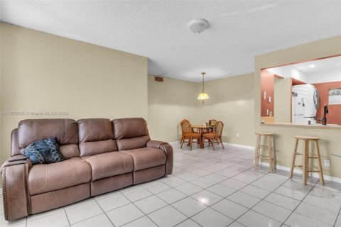 Condo in Miami, Florida, 2 bedrooms  № 1975183 - photo 3