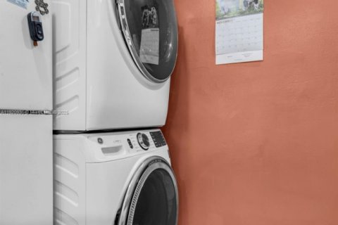 Condo in Miami, Florida, 2 bedrooms  № 1975183 - photo 12