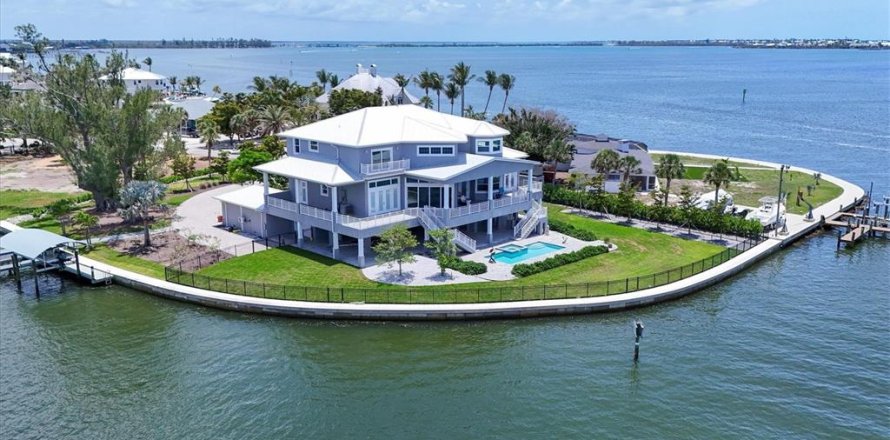 House in Placida, Florida 5 bedrooms, 494.98 sq.m. № 1746565