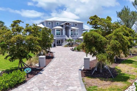 House in Placida, Florida 5 bedrooms, 494.98 sq.m. № 1746565 - photo 7