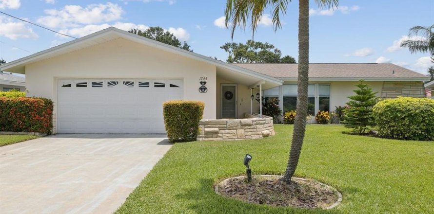 House in Largo, Florida 3 bedrooms, 138.89 sq.m. № 1853362