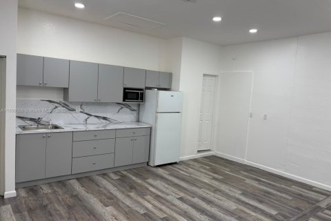 Commercial property in Homestead, Florida 1 bedroom, 193.98 sq.m. № 1950885 - photo 2