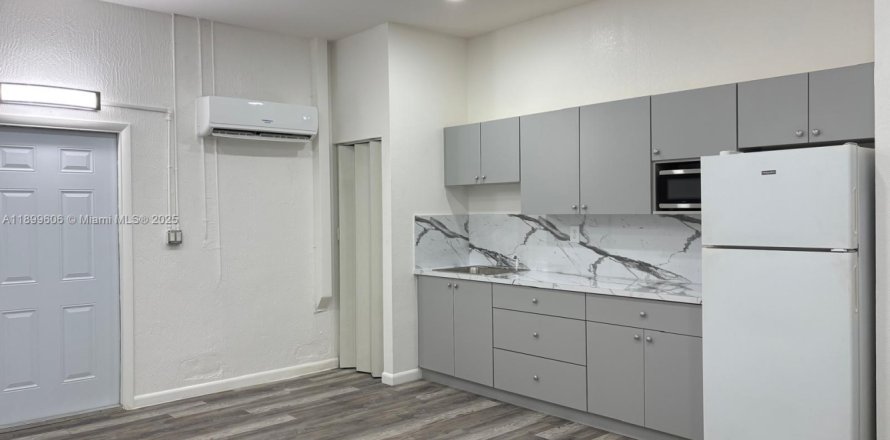 Commercial property in Homestead, Florida 1 bedroom, 193.98 sq.m. № 1950885