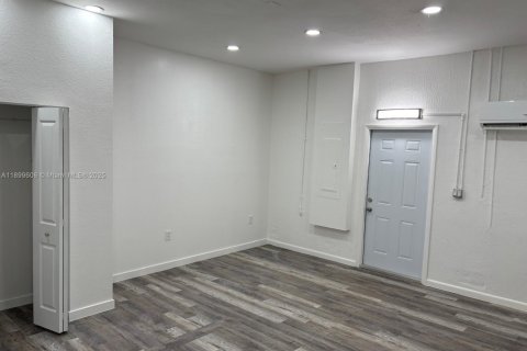 Commercial property in Homestead, Florida 1 bedroom, 193.98 sq.m. № 1950885 - photo 3
