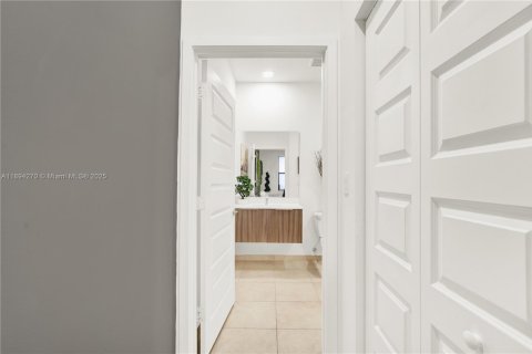 Condo in Doral, Florida, 2 bedrooms  № 2018545 - photo 20