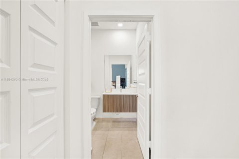 Condo in Doral, Florida, 2 bedrooms  № 2018545 - photo 17