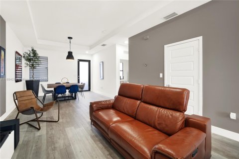 Condo in Doral, Florida, 2 bedrooms  № 2018545 - photo 11