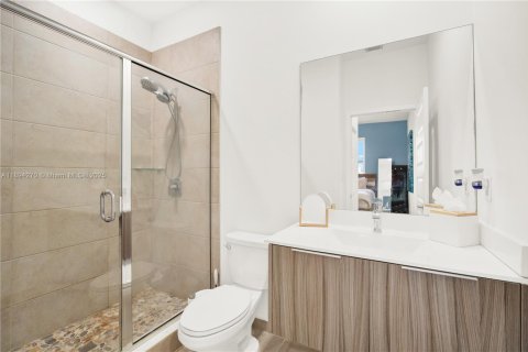 Condo in Doral, Florida, 2 bedrooms  № 2018545 - photo 16