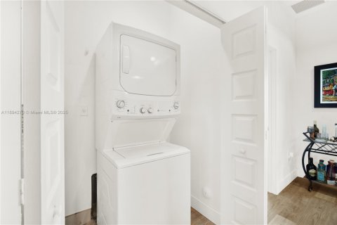 Condo in Doral, Florida, 2 bedrooms  № 2018545 - photo 25