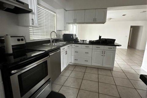 Casa en alquiler en Tampa, Florida, 4 dormitorios, 136.19 m2 № 1915165 - foto 12
