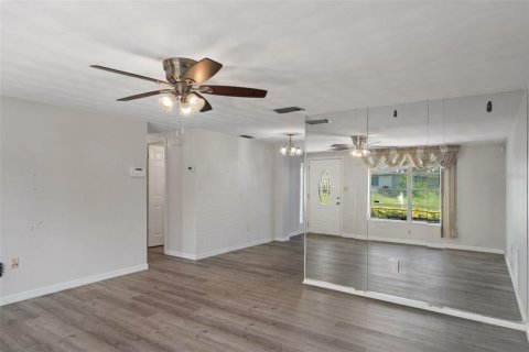 House in Port Richey, Florida 2 bedrooms, 94.48 sq.m. № 1883318 - photo 5