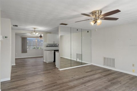 House in Port Richey, Florida 2 bedrooms, 94.48 sq.m. № 1883318 - photo 4