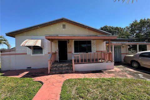 Villa ou maison à vendre à Miami, Floride: 3 chambres, 130.99 m2 № 1698135 - photo 1