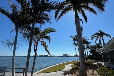 Casa en alquiler en Treasure Island, Florida, 3 dormitorios, 167.13 m2 № 1718882 - foto 22