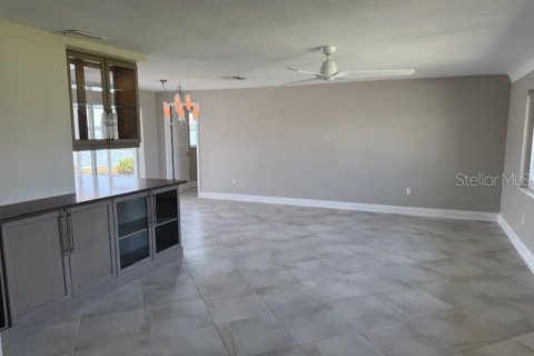 Casa en alquiler en Treasure Island, Florida, 3 dormitorios, 167.13 m2 № 1718882 - foto 4