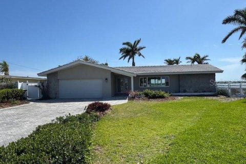 Casa en alquiler en Treasure Island, Florida, 3 dormitorios, 167.13 m2 № 1718882 - foto 1