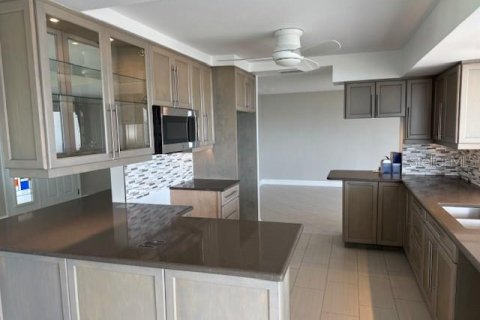 Casa en alquiler en Treasure Island, Florida, 3 dormitorios, 167.13 m2 № 1718882 - foto 7