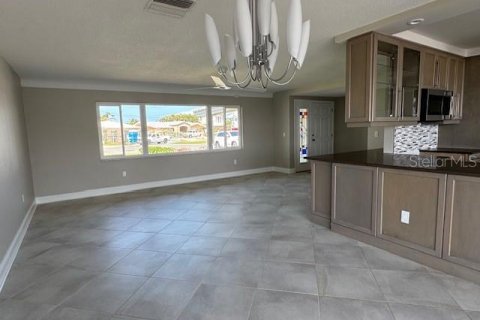 Casa en alquiler en Treasure Island, Florida, 3 dormitorios, 167.13 m2 № 1718882 - foto 5