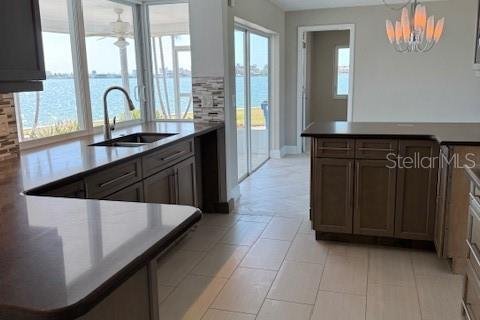 Casa en alquiler en Treasure Island, Florida, 3 dormitorios, 167.13 m2 № 1718882 - foto 8
