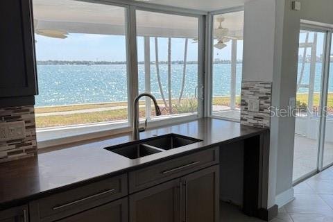 Casa en alquiler en Treasure Island, Florida, 3 dormitorios, 167.13 m2 № 1718882 - foto 9