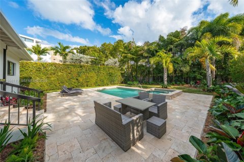 House in Miami Beach, Florida 4 bedrooms, 199.93 sq.m. № 2060878 - photo 16