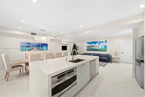 House in Miami Beach, Florida 4 bedrooms, 199.93 sq.m. № 2060878 - photo 5