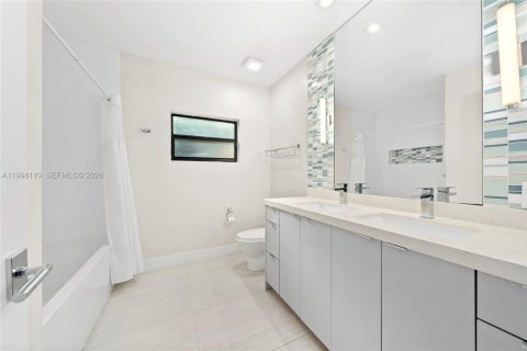 House in Miami Beach, Florida 4 bedrooms, 199.93 sq.m. № 2060878 - photo 10