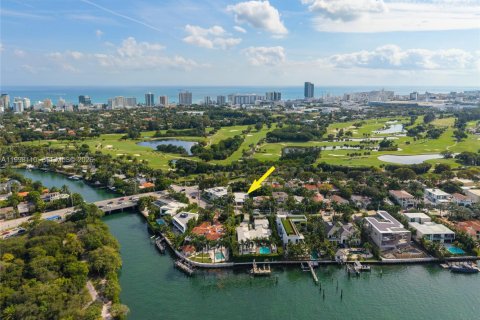 House in Miami Beach, Florida 4 bedrooms, 199.93 sq.m. № 2060878 - photo 24