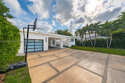 House in Miami Beach, Florida 4 bedrooms, 199.93 sq.m. № 2060878