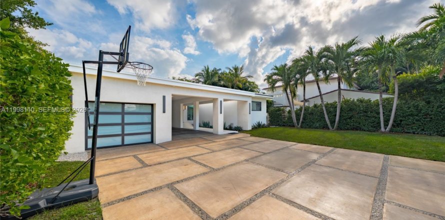 House in Miami Beach, Florida 4 bedrooms, 199.93 sq.m. № 2060878