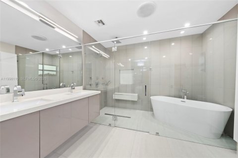 House in Miami Beach, Florida 4 bedrooms, 199.93 sq.m. № 2060878 - photo 14