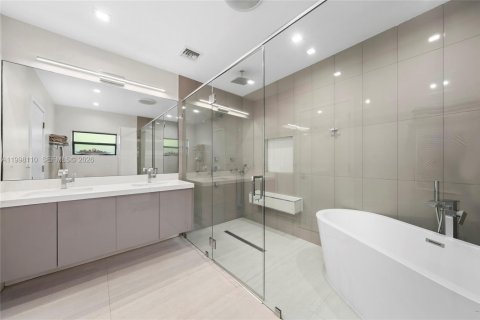 House in Miami Beach, Florida 4 bedrooms, 199.93 sq.m. № 2060878 - photo 15