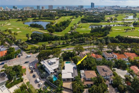 House in Miami Beach, Florida 4 bedrooms, 199.93 sq.m. № 2060878 - photo 25