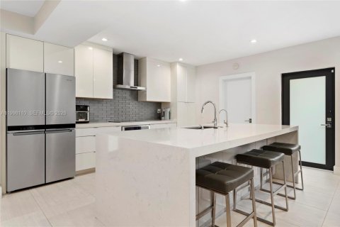 House in Miami Beach, Florida 4 bedrooms, 199.93 sq.m. № 2060878 - photo 3