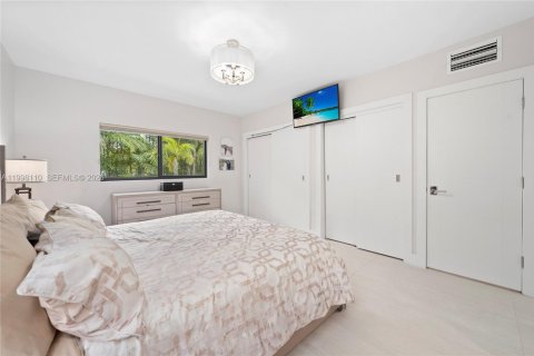 House in Miami Beach, Florida 4 bedrooms, 199.93 sq.m. № 2060878 - photo 13