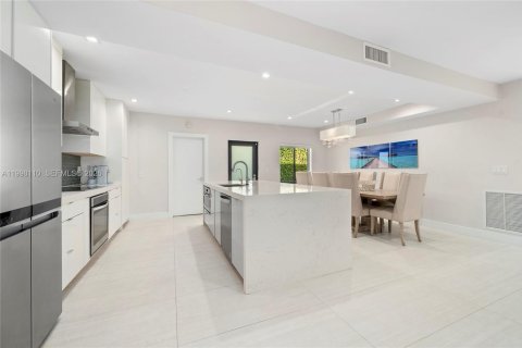 House in Miami Beach, Florida 4 bedrooms, 199.93 sq.m. № 2060878 - photo 4