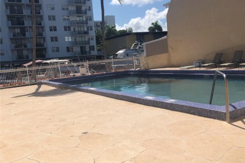 Condo in North Miami Beach, Florida, 2 bedrooms  № 1742390 - photo 12