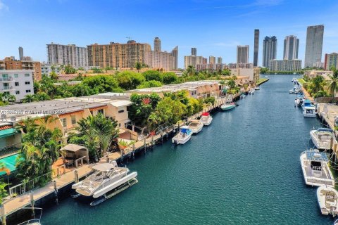 Condo in North Miami Beach, Florida, 2 bedrooms  № 1742390 - photo 1