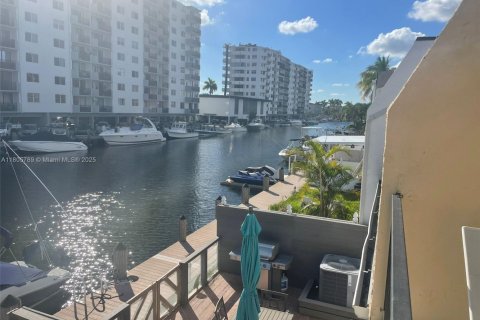 Condo in North Miami Beach, Florida, 2 bedrooms  № 1742390 - photo 11