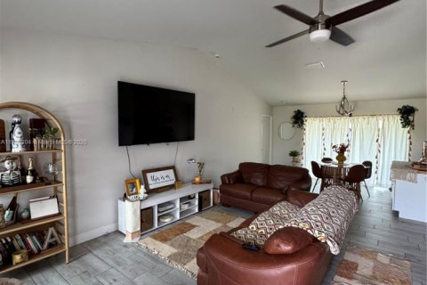 Villa ou maison à vendre à Cape Coral, Floride: 4 chambres № 1698395 - photo 2